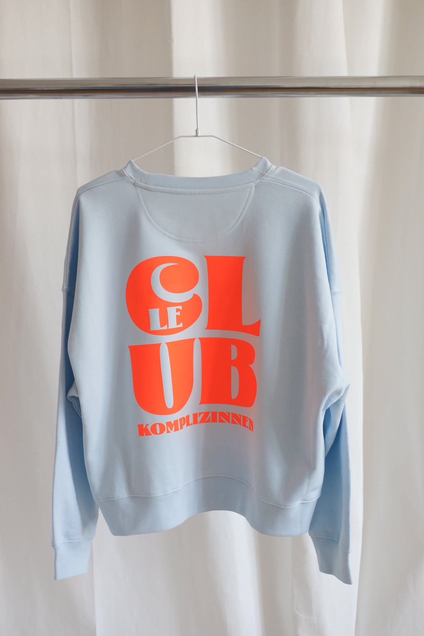 LE CLUB Sweater sky/ neon orange