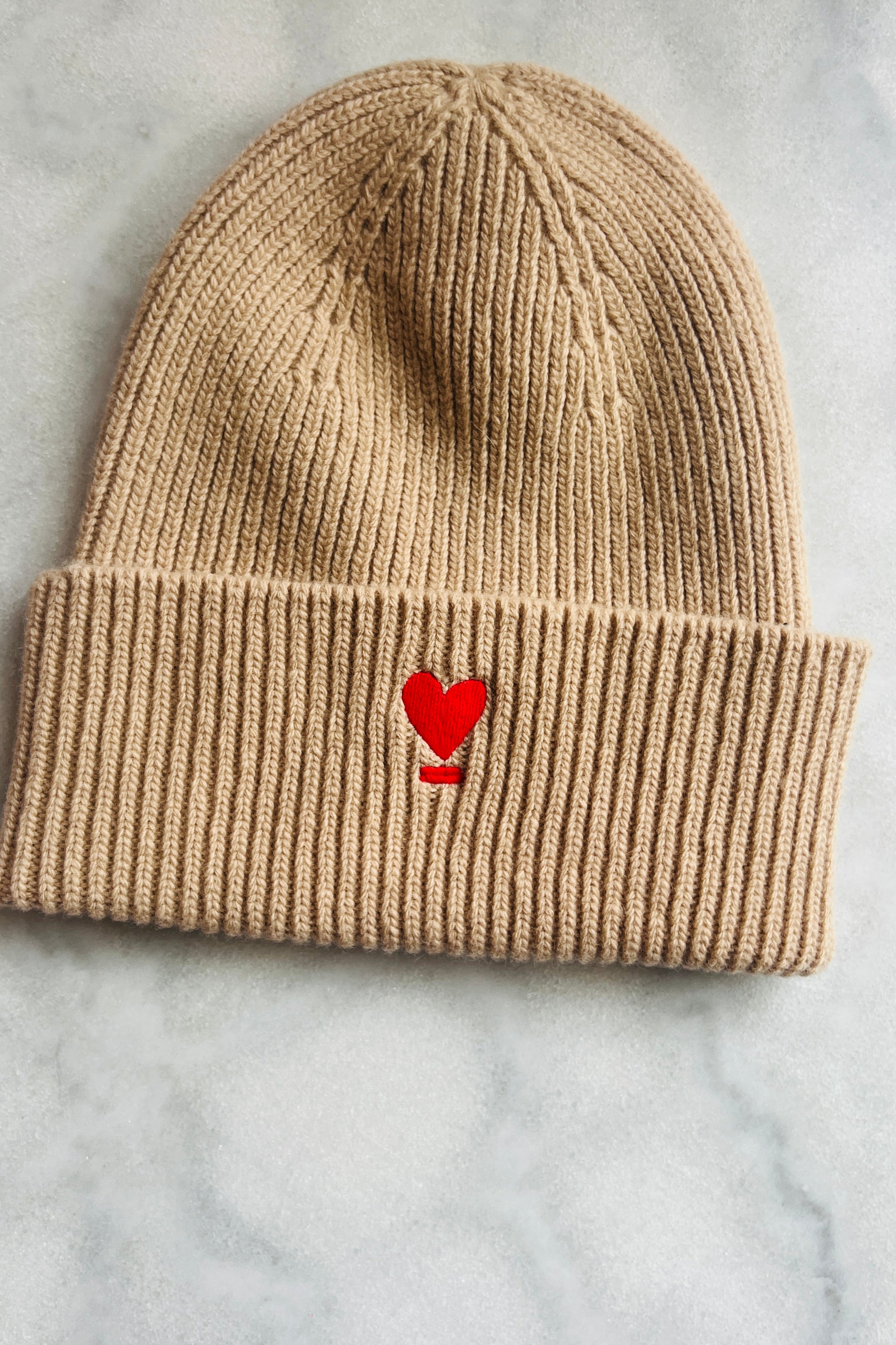 BEANIE WE LIFT LOVE cappuccino/ red