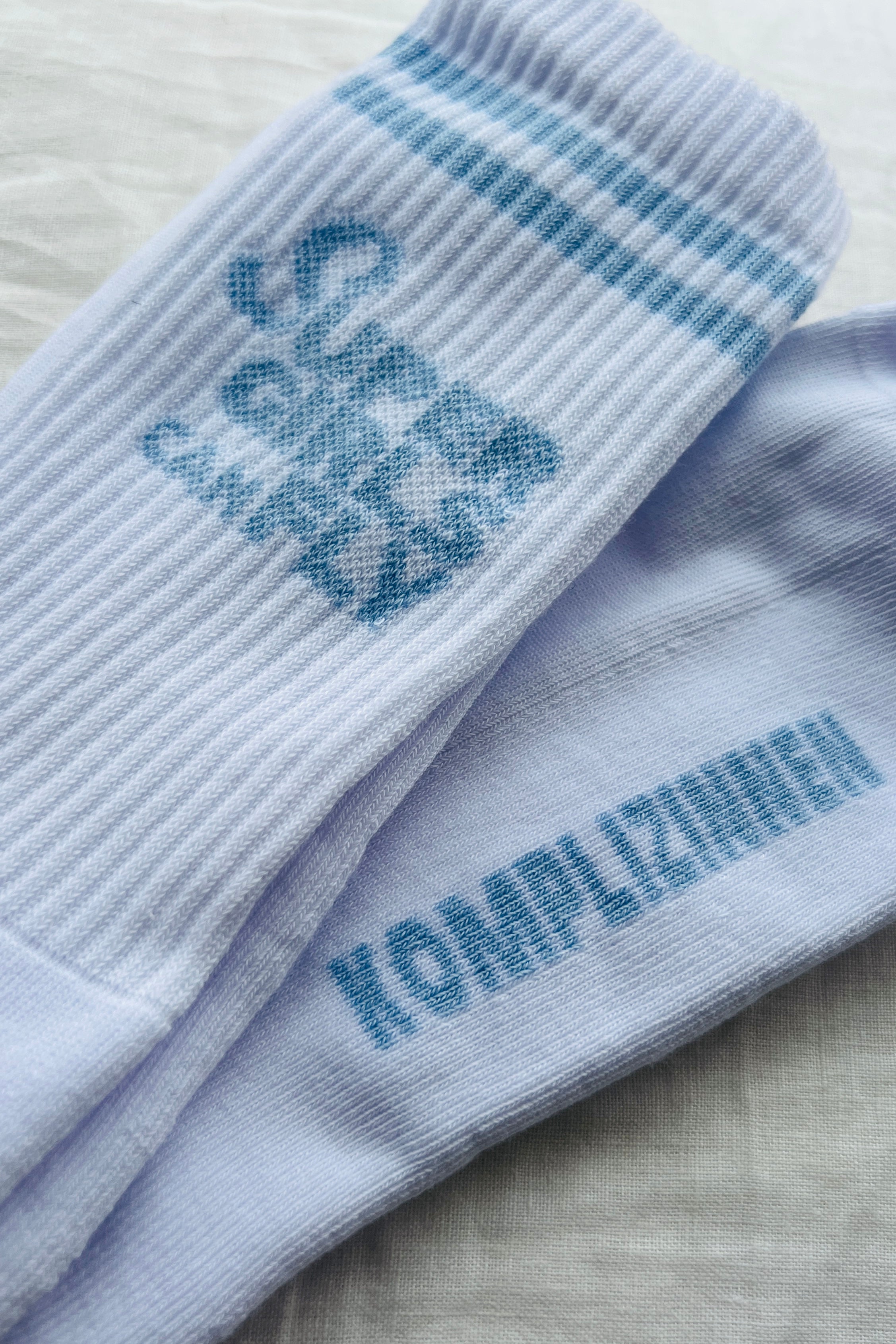 SUPERGIRLS CAN FLY Socken weiß/ himmelblau