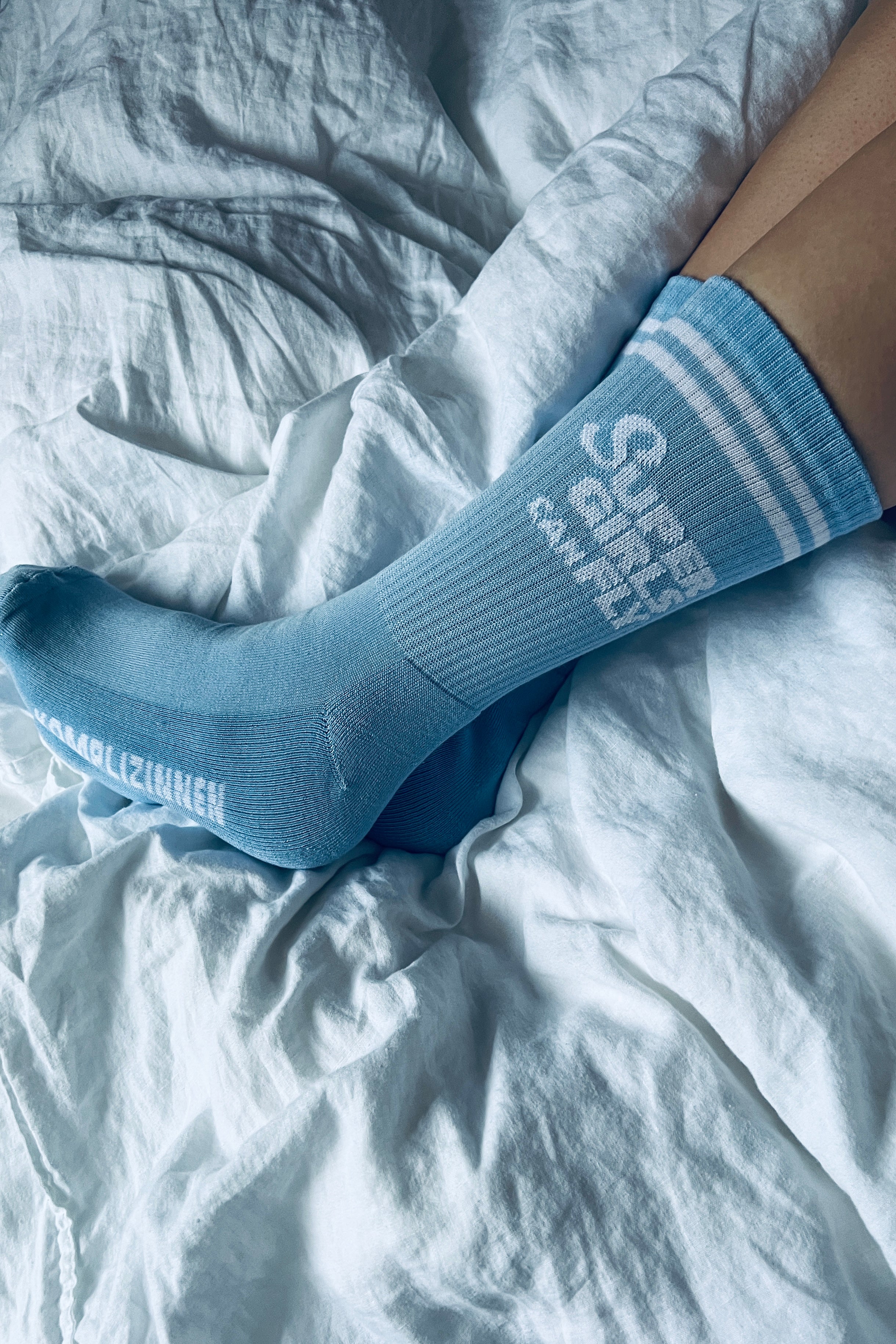 SUPERGIRLS CAN FLY Socken himmelblau/ weiß