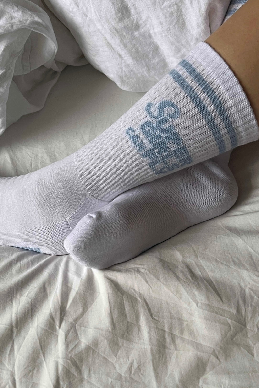 SUPERGIRLS CAN FLY Socken weiß/ himmelblau