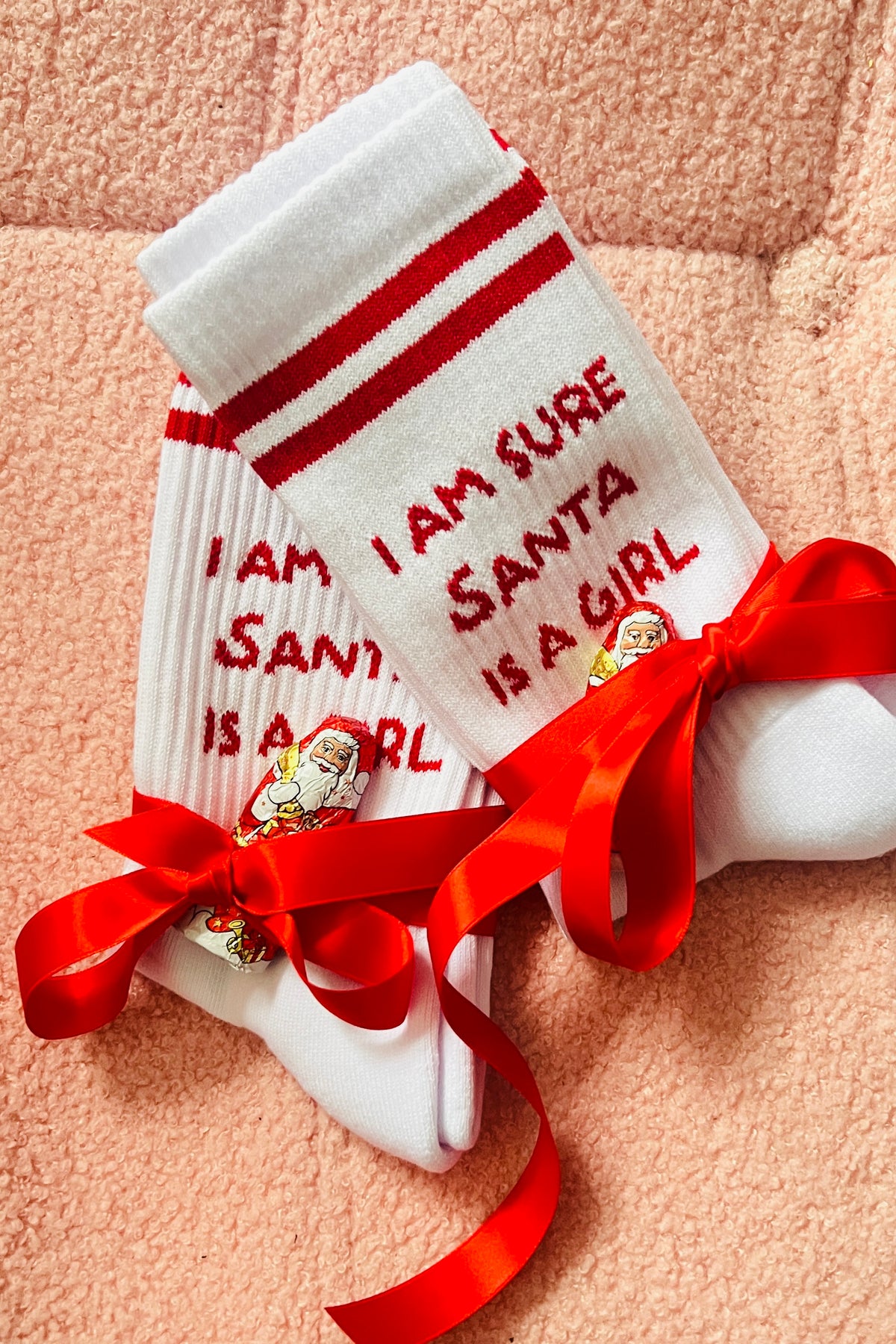 Socken SANTA IS A GIRL