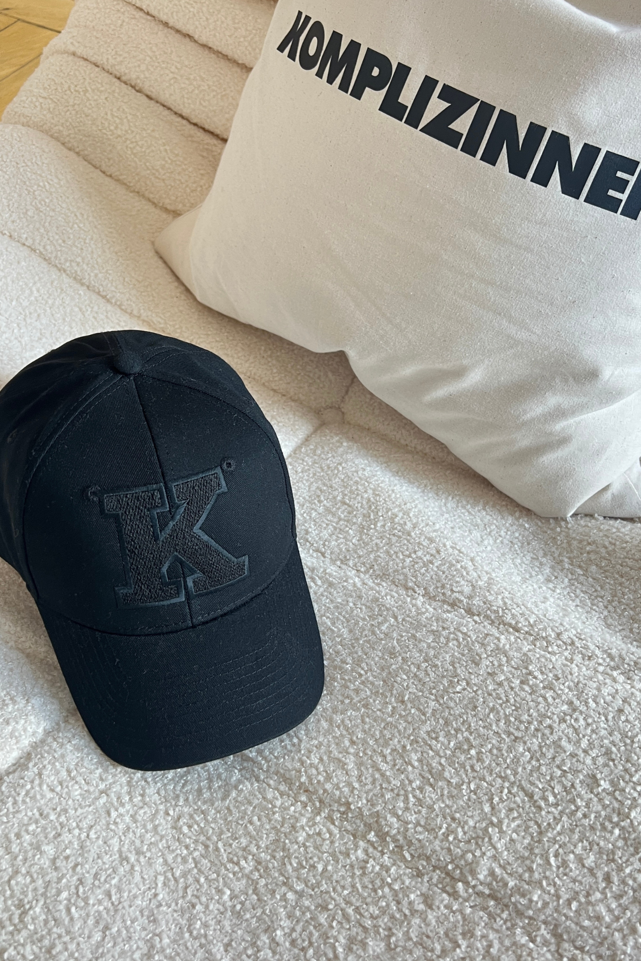 CAP K black/ black