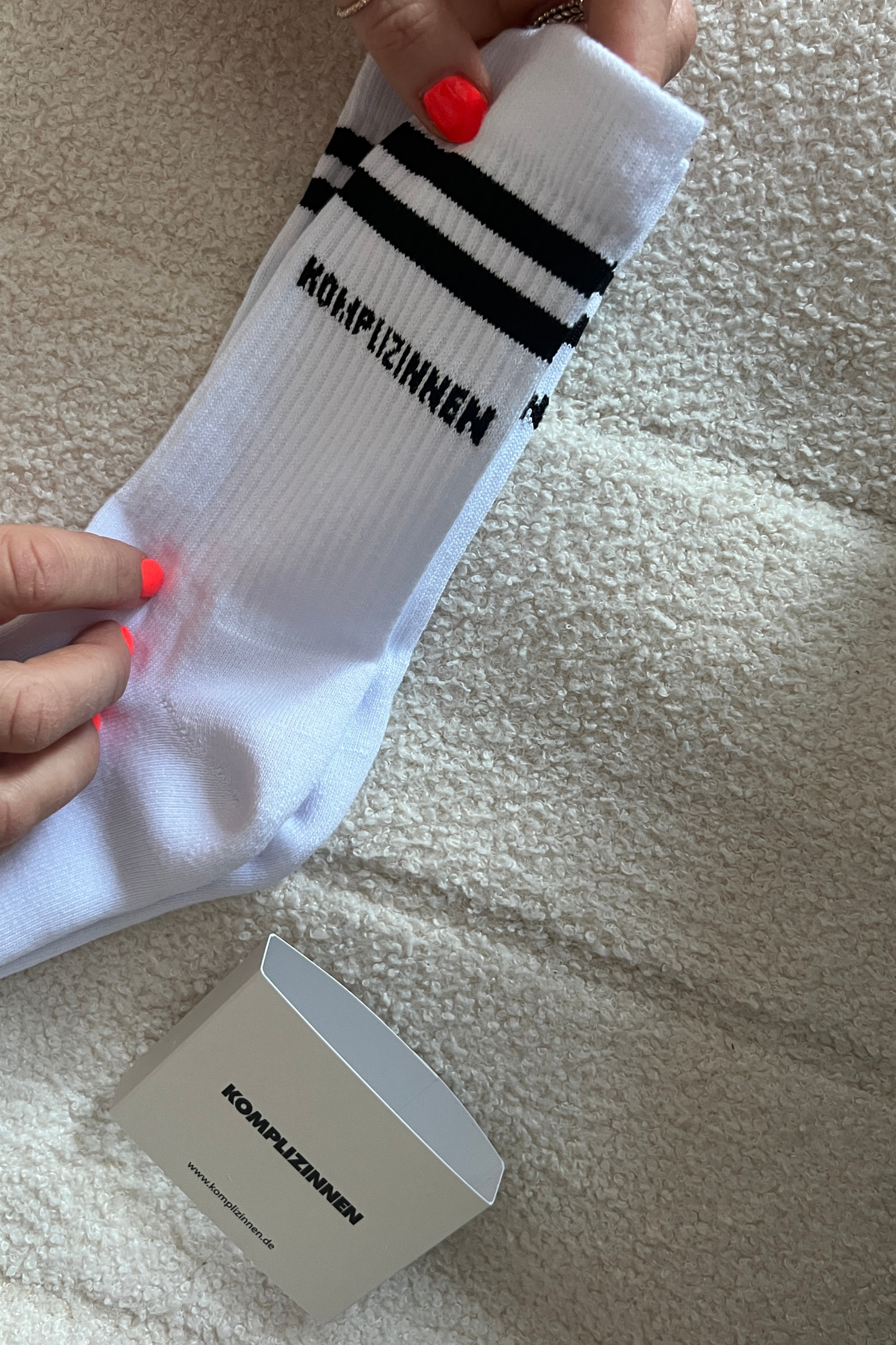 KOMPLIZINNEN Socken white/ black.