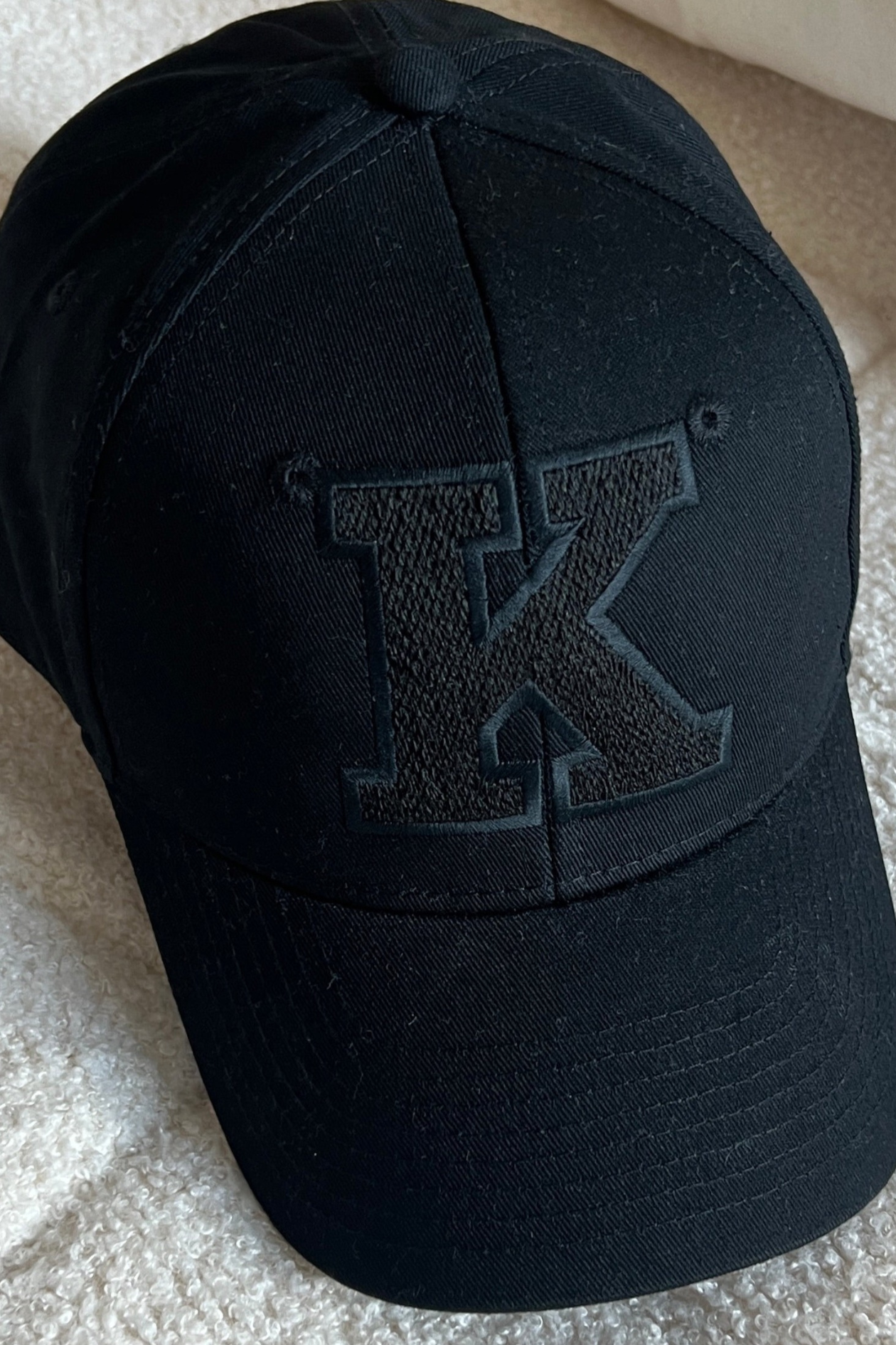 CAP K black/ black