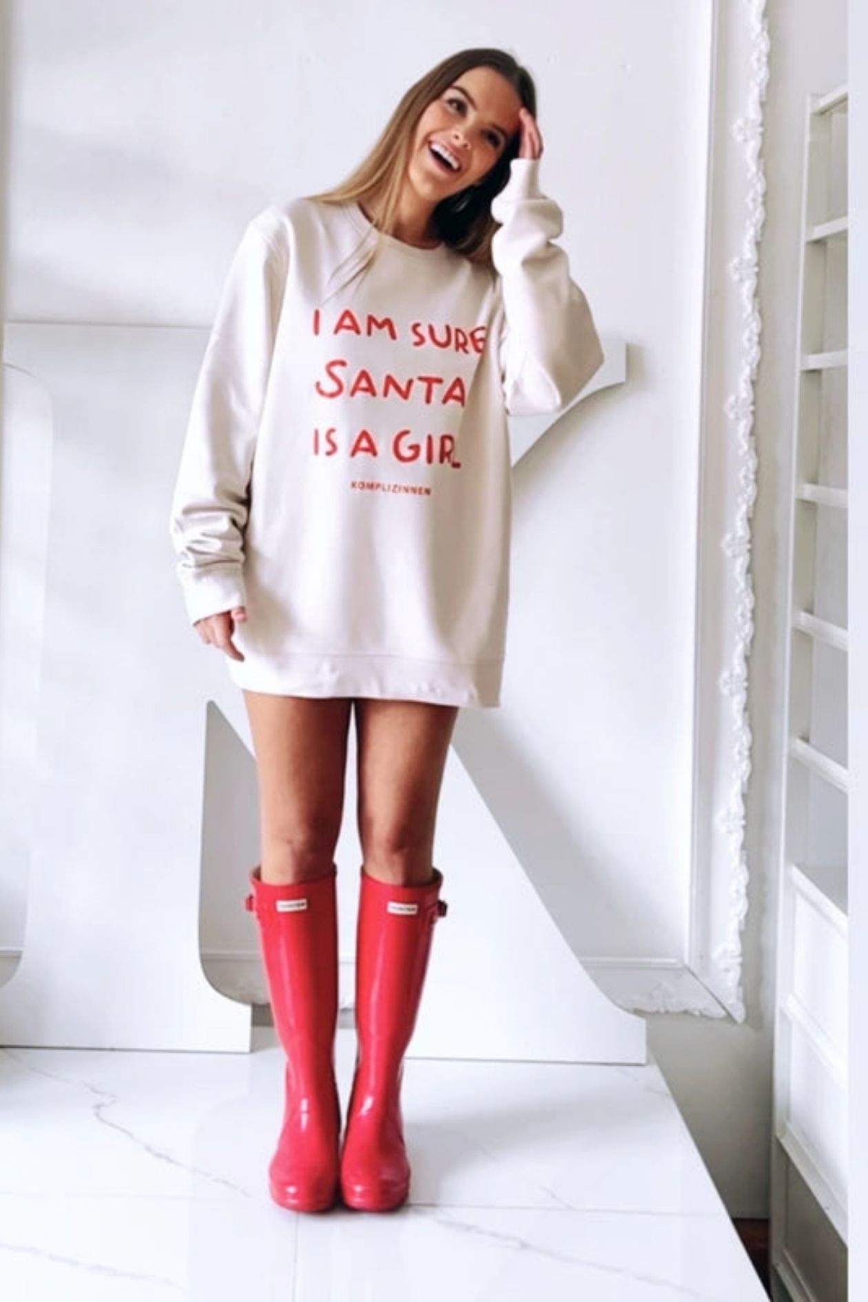 Sweater SANTA IS A GIRL