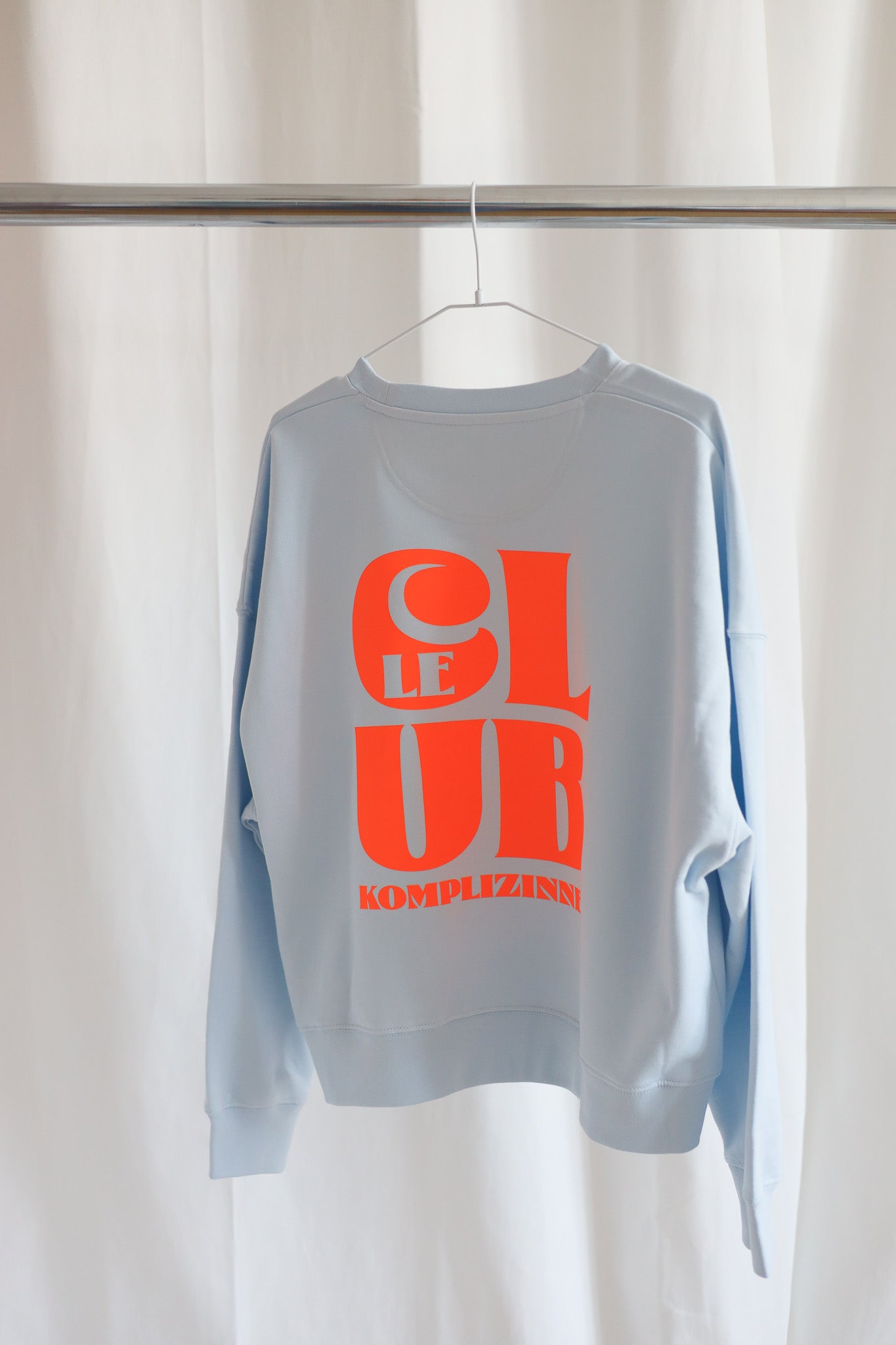 LE CLUB Sweater sky/ neon orange