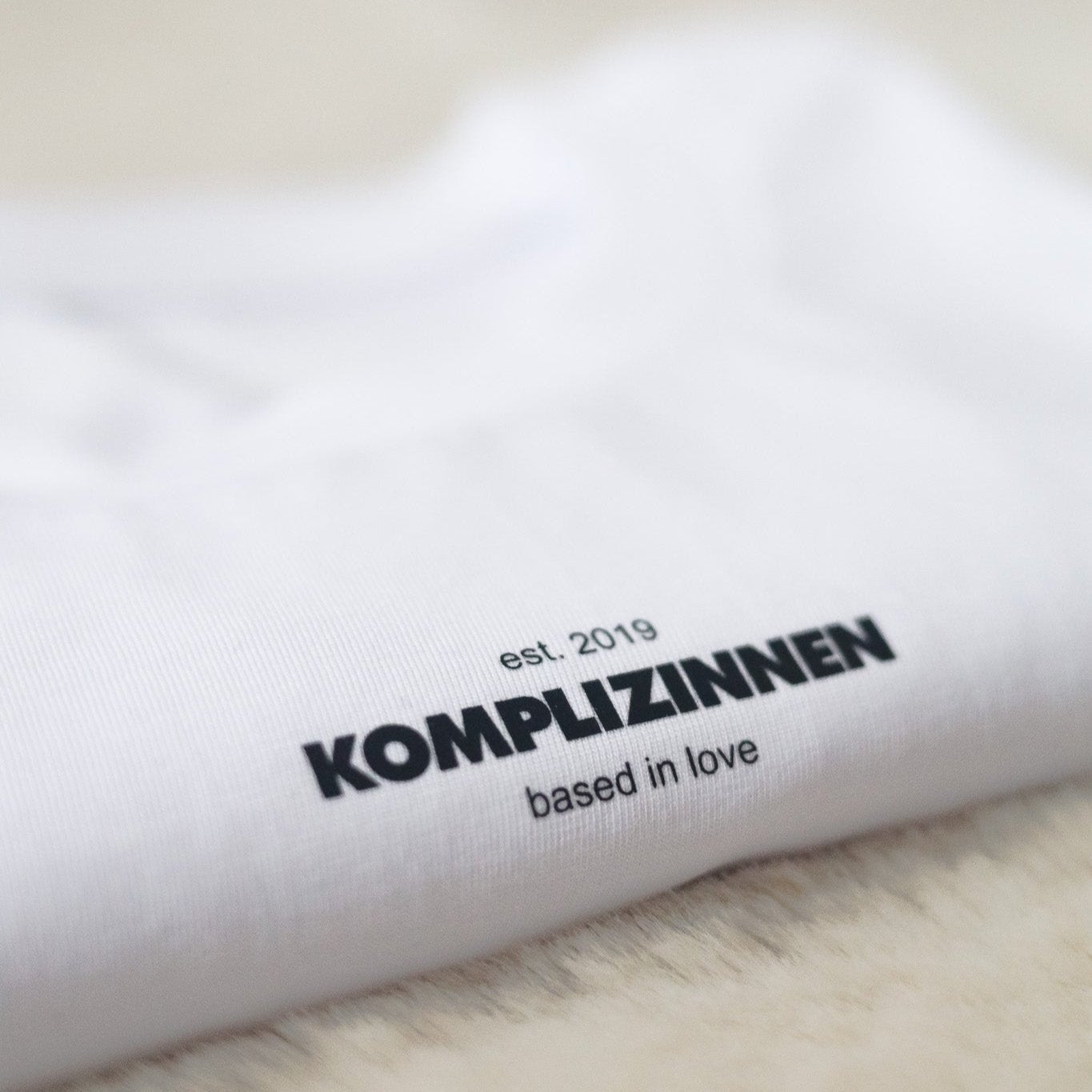 KOMPLIZINNEN based in Love Longsleeve white