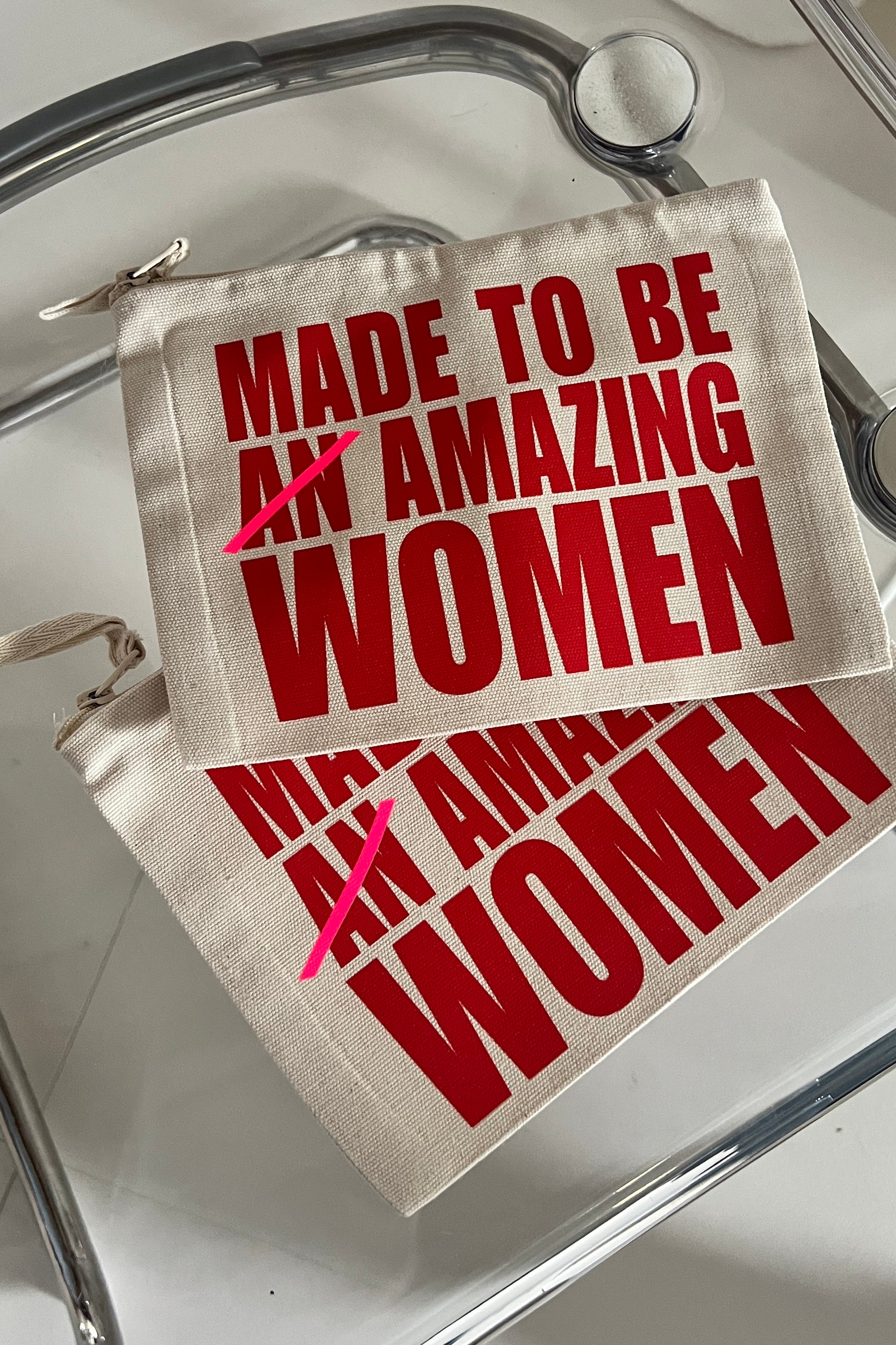 Pouch AMAZING WOMEN off-white/ red