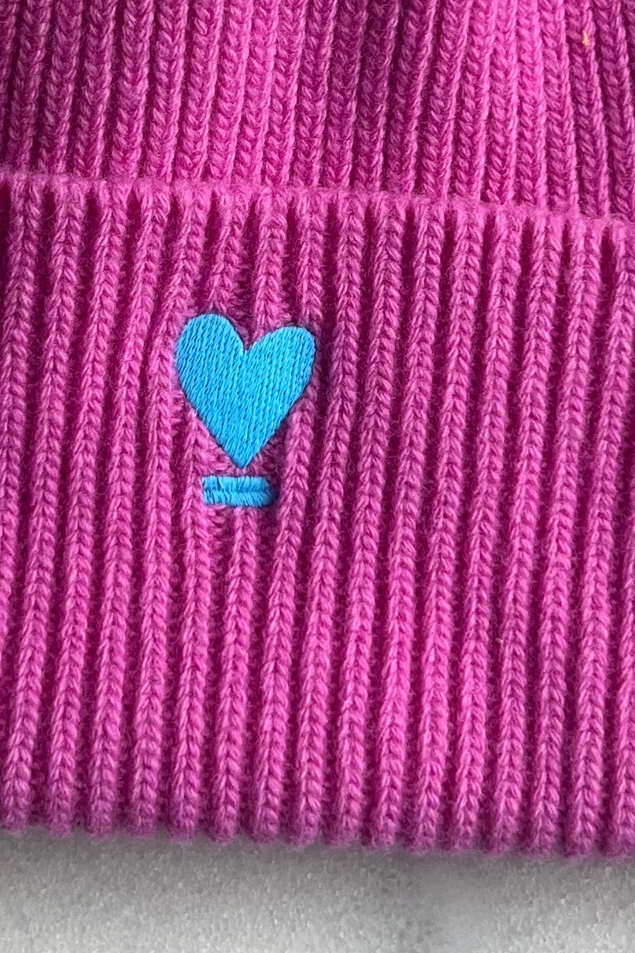 BEANIE WE LIFT LOVE berry/ neon-blue