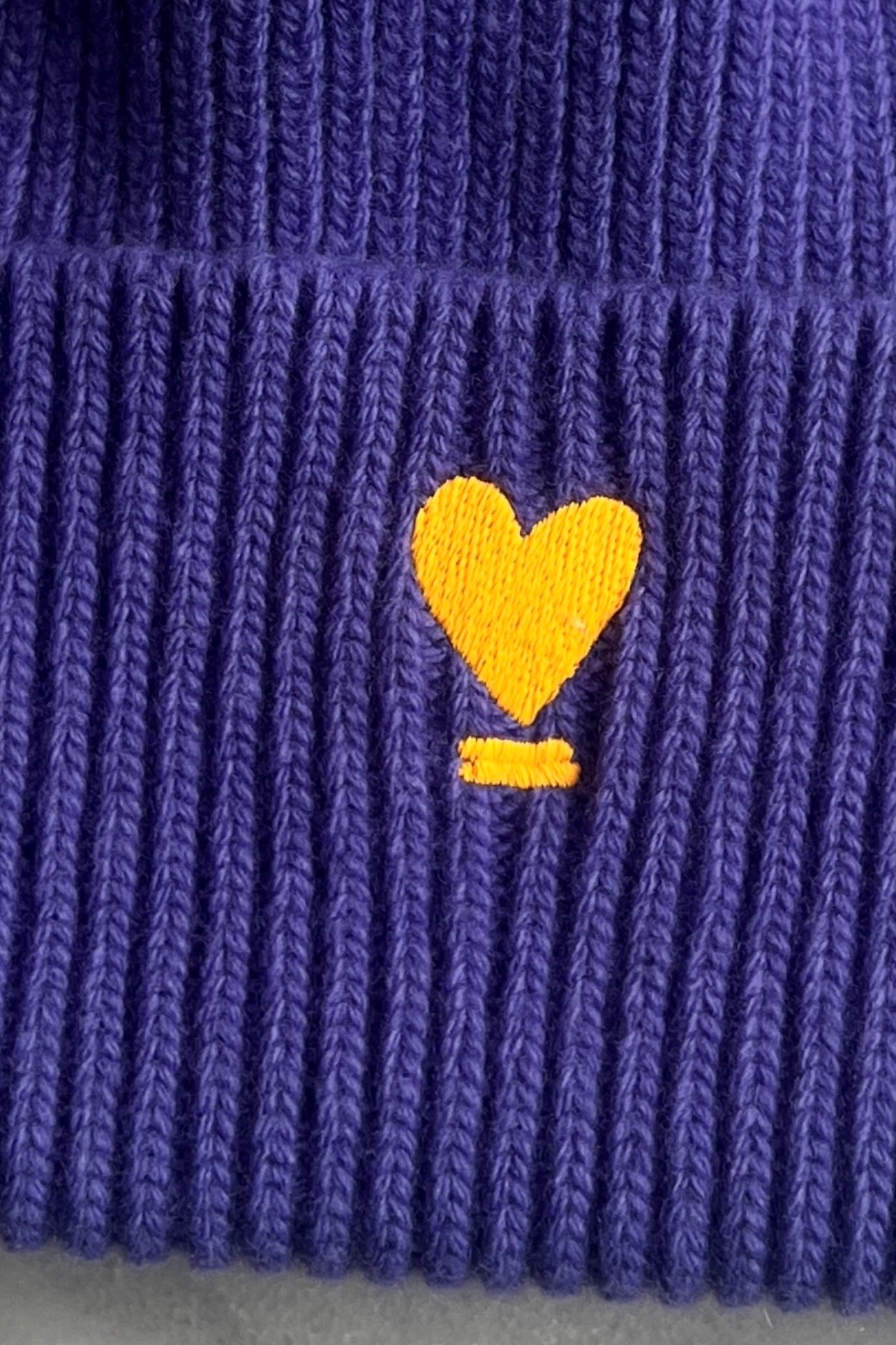 BEANIE WE LIFT LOVE purple/ neon-orange