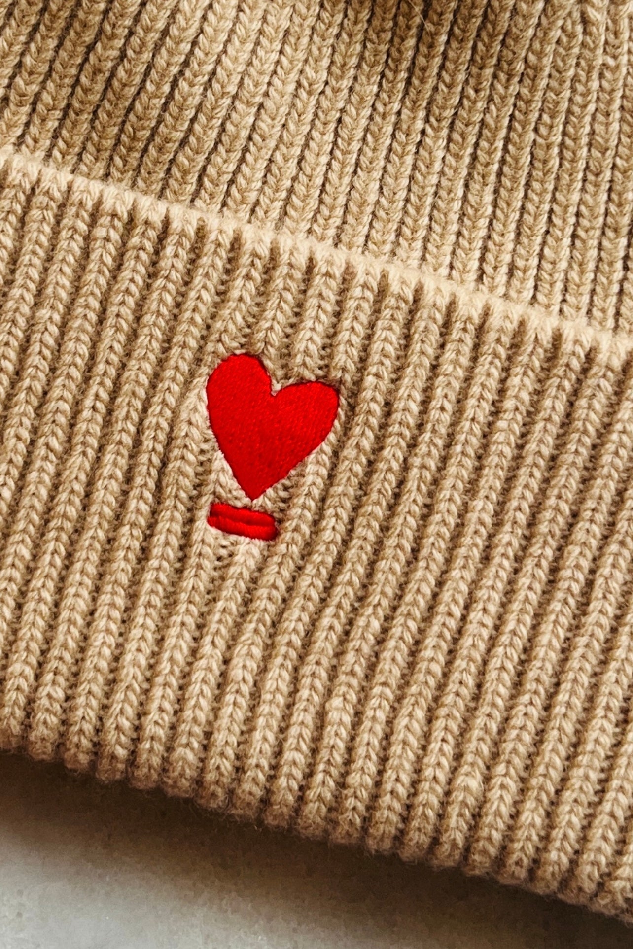 BEANIE WE LIFT LOVE cappuccino/ red