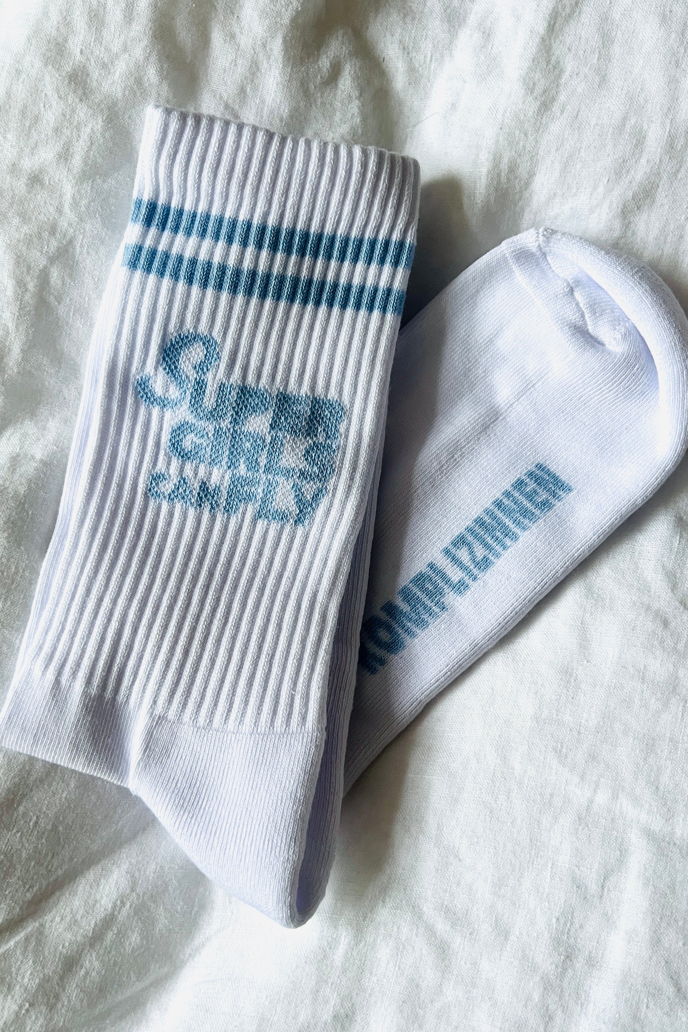 SUPERGIRLS CAN FLY Socken weiß/ himmelblau