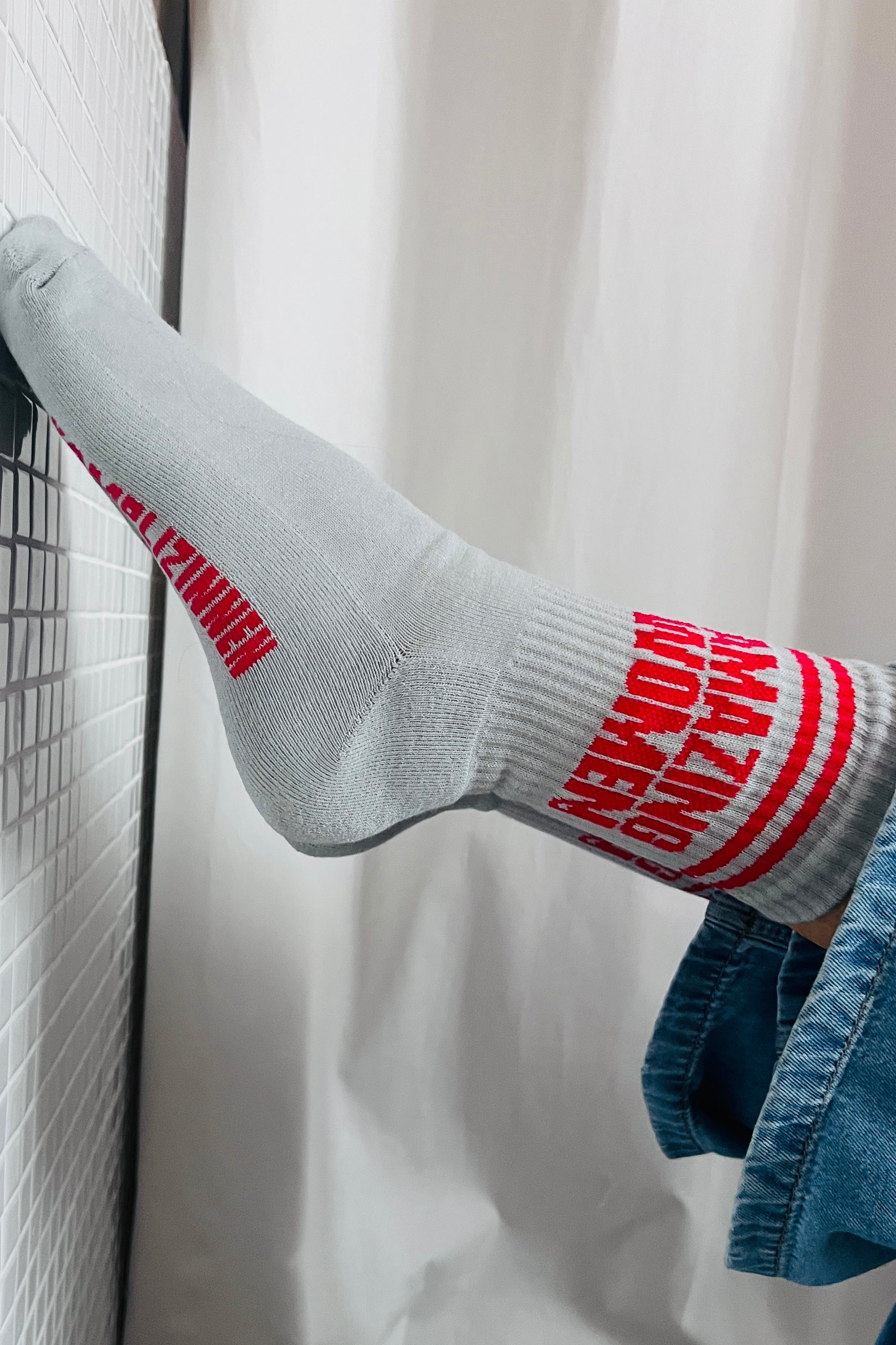 AMAZING WOMEN Socken grey/ red