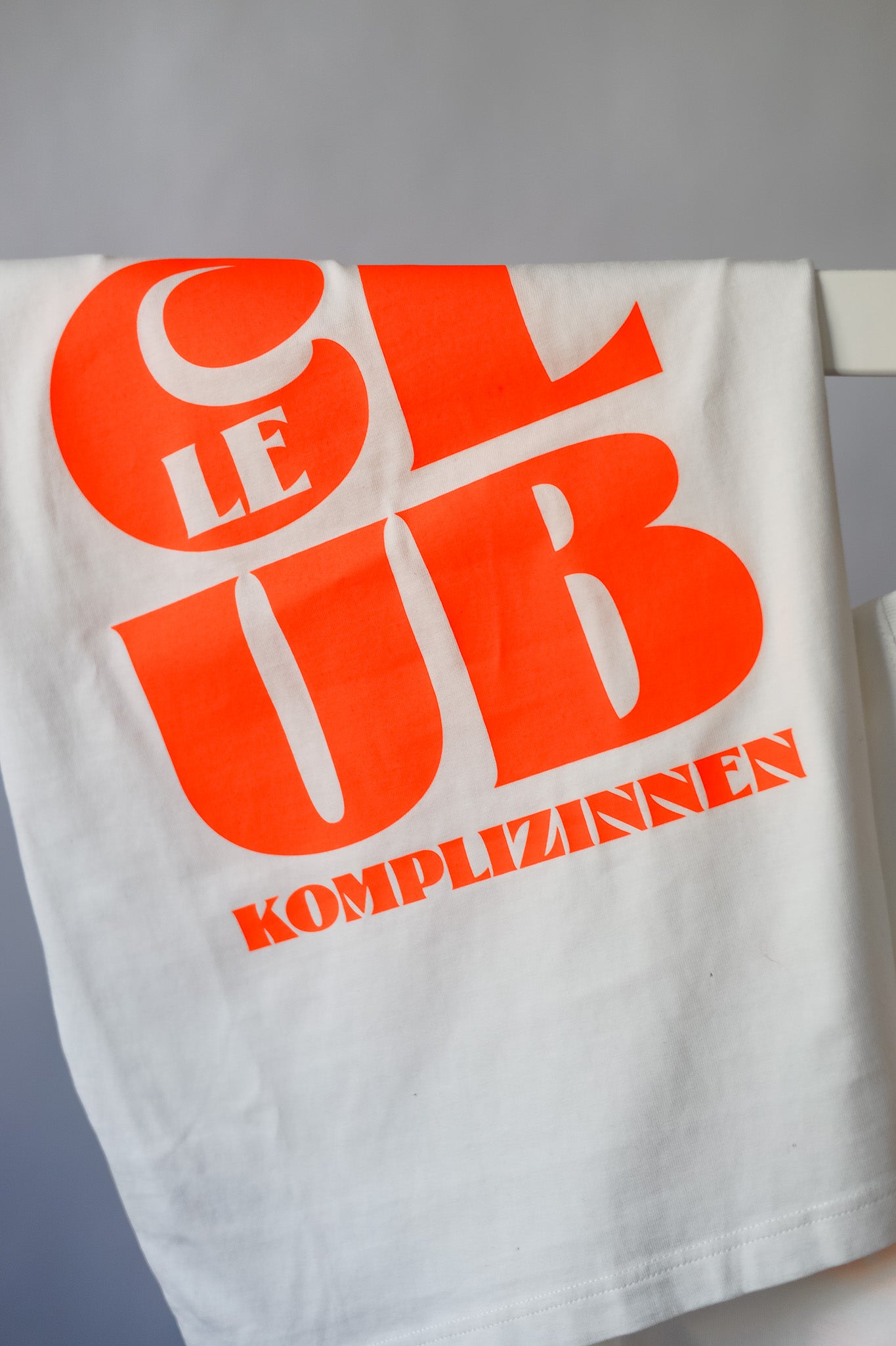 Shirt LE CLUB vintage white/ neon Orange