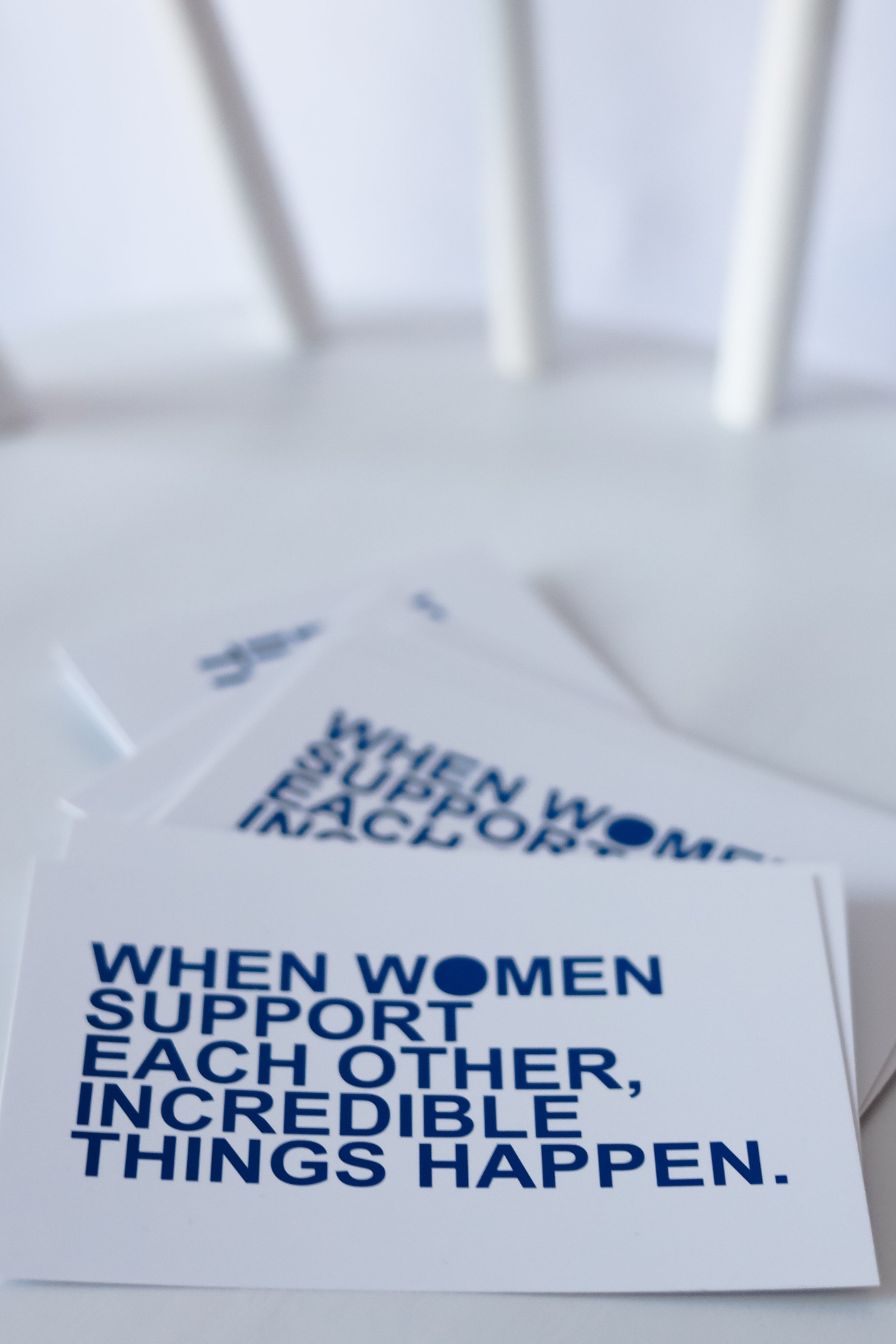 WOMEN Postkarte