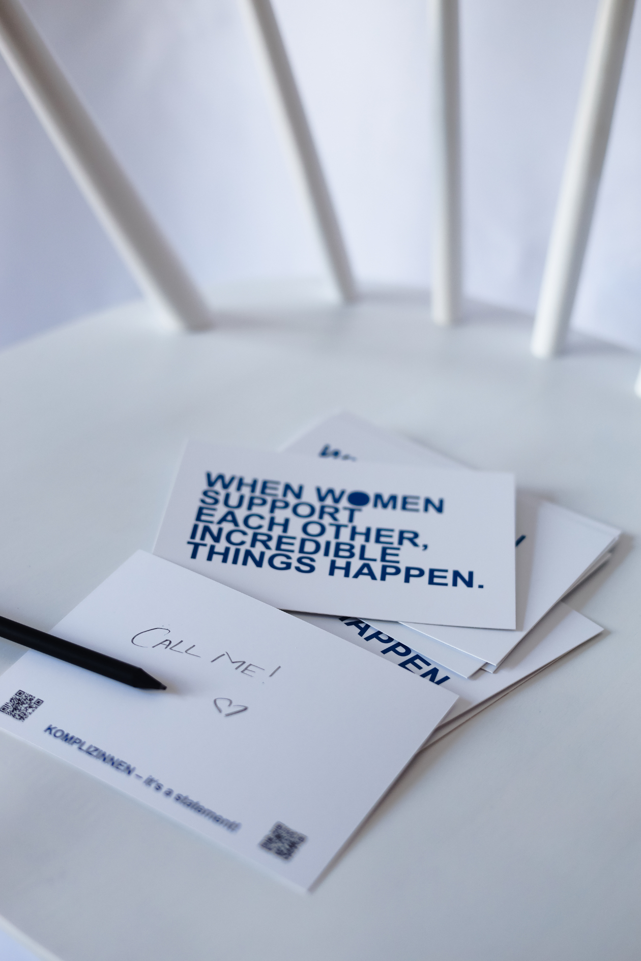 WOMEN Postkarte
