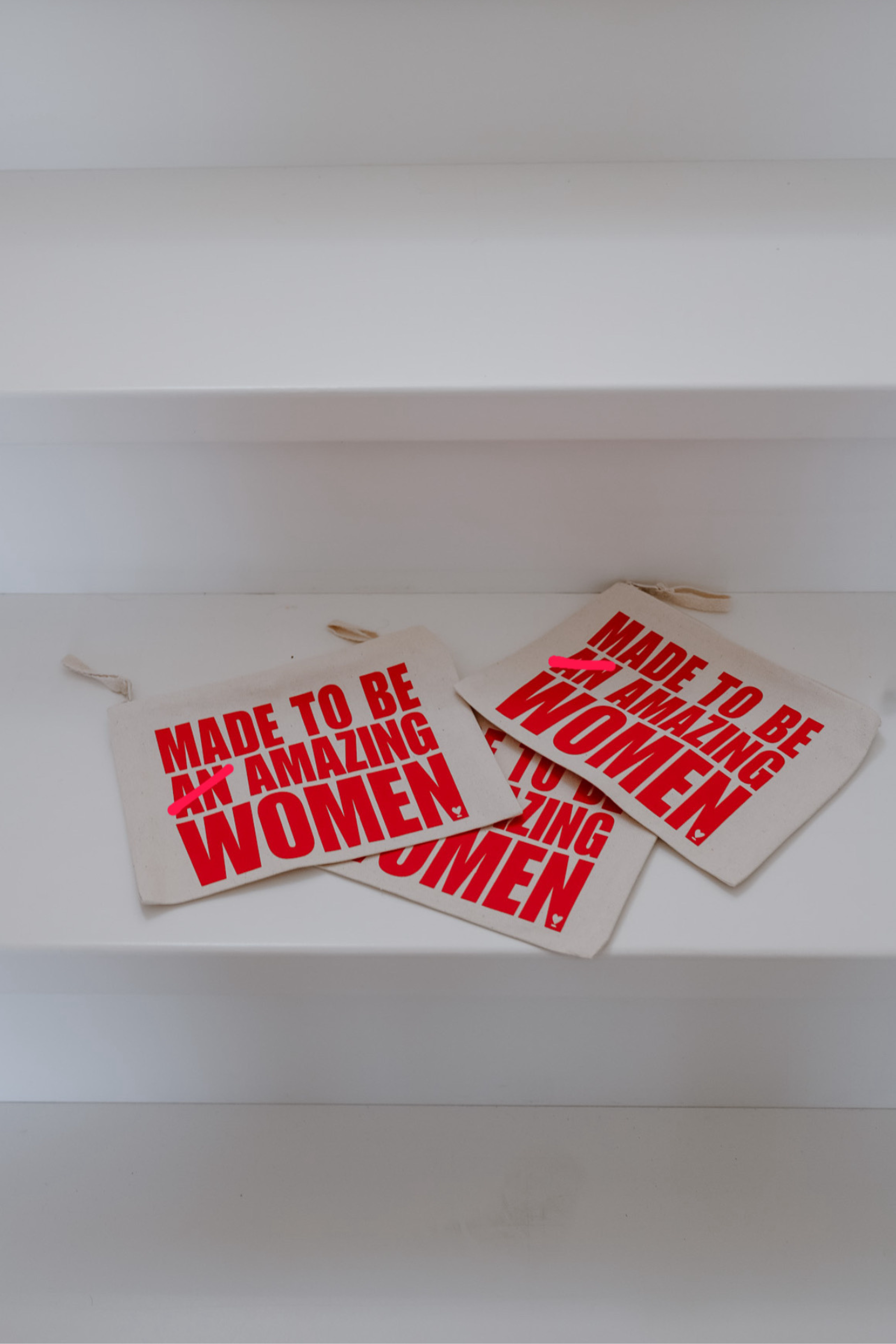 Pouch AMAZING WOMEN off-white/ red